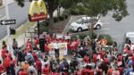 إضراب المئات من موظفي “ماكدونالدز” الأمريكيين احتجاجا على التحرش الجنسي بهم وتدني أجورهم
